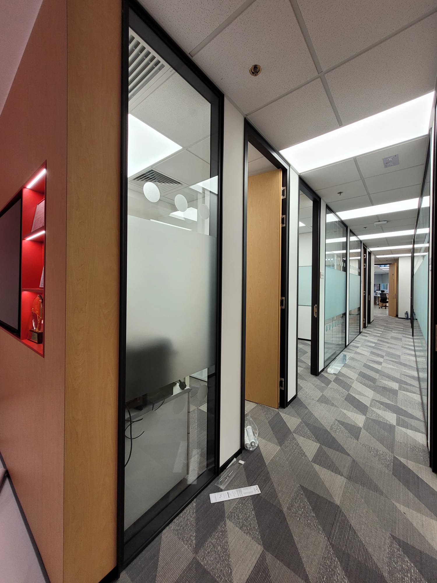 隔音玻璃間隔及門